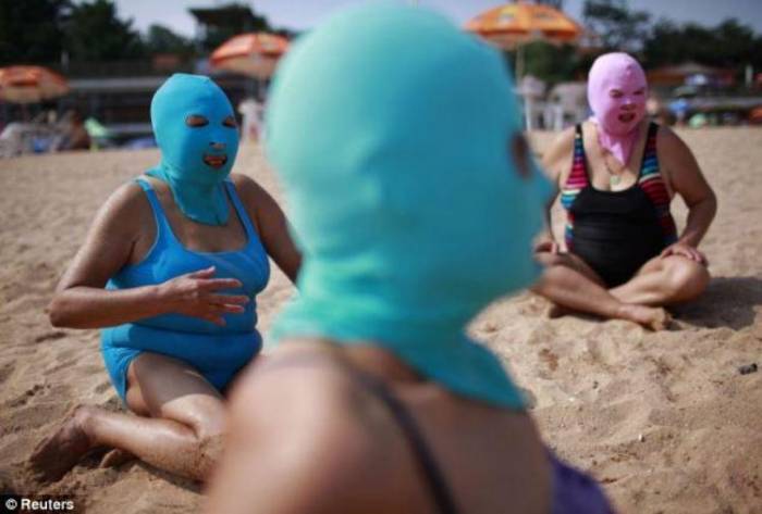 Загадочные маски на пляже (5 фото)