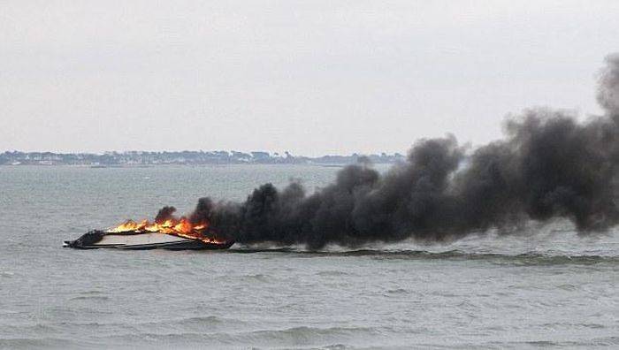 Шикарная яхта внезапно сгорела дотла (4 фото)