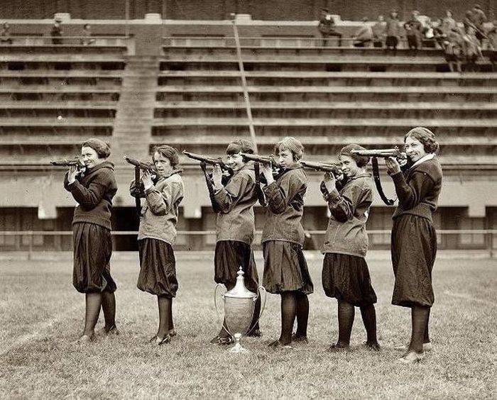 Девушки с оружием (44 фото)