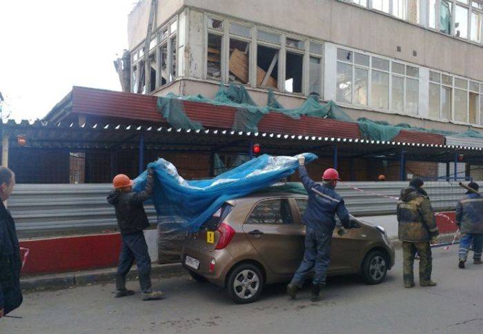 Защита автомобиля при сносе здания (15 фото)