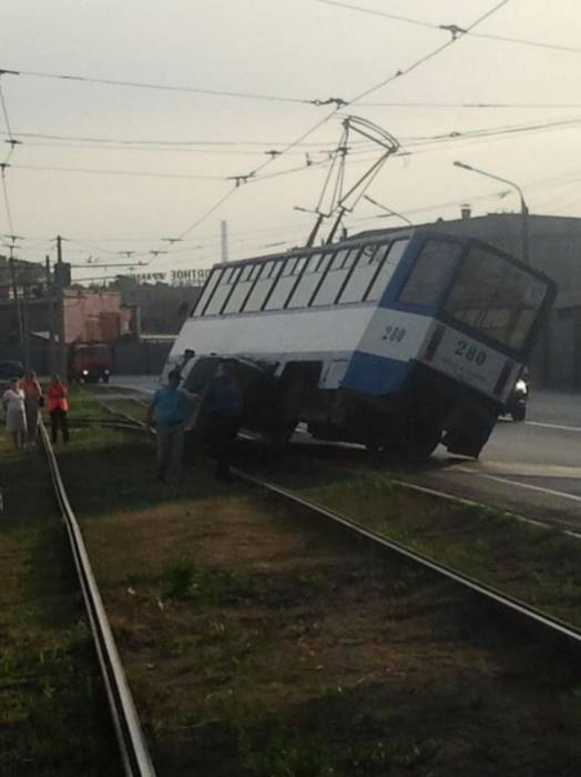 Невиданная авария с трамваем (3 фото)