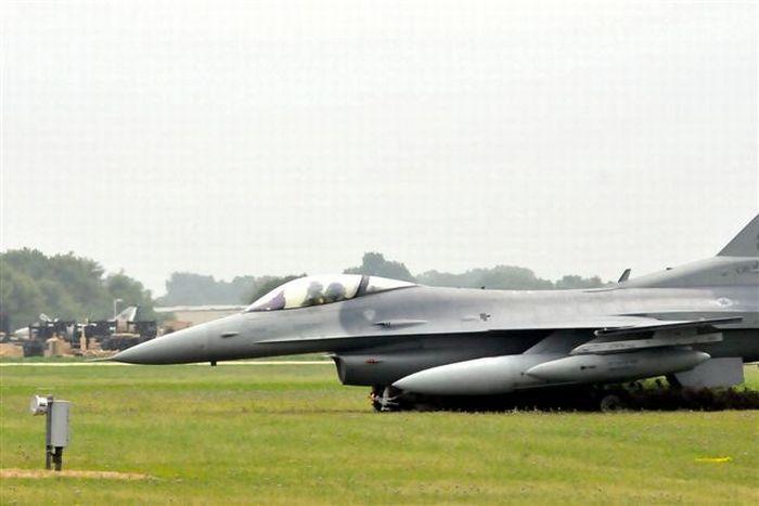    F-16 (24 )