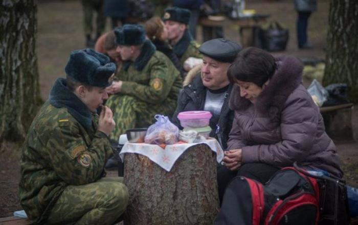 Как выглядит день посещений в армии (12 фото) Как выглядит день посещений в армии (12 фото)
