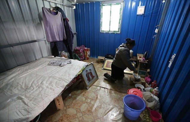 Жизнь поставила женщину на колени (15 фото) Жизнь поставила женщину на колени (15 фото)