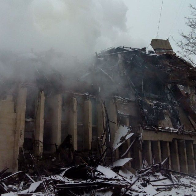Более суток пожарные тушили библиотеку ИНИОН РАН (17 фото) Более суток пожарные тушили библиотеку ИНИОН РАН (17 фото)