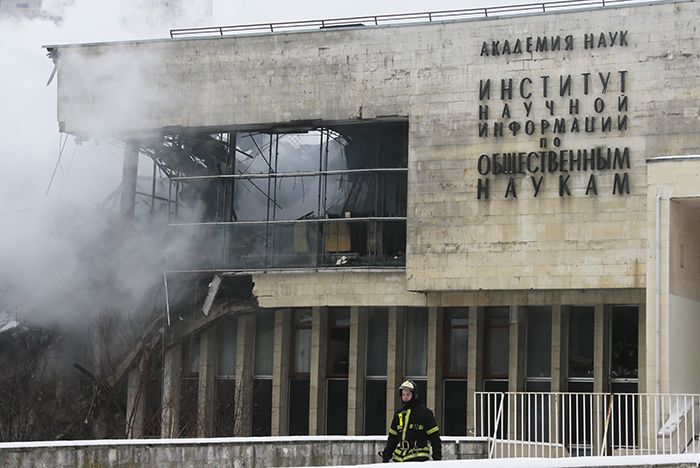 Более суток пожарные тушили библиотеку ИНИОН РАН (17 фото) Более суток пожарные тушили библиотеку ИНИОН РАН (17 фото)