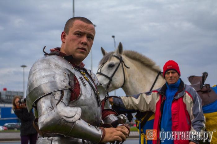 Рыцарь на белом коне сделал предложение стюардессе (11 фото) Рыцарь на белом коне сделал предложение стюардессе (11 фото)