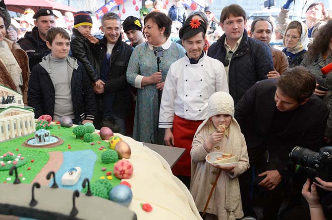 Самый большой в мире кулич съели 10 тысяч москвичей (14 фото) Самый большой в мире кулич съели 10 тысяч москвичей (14 фото)
