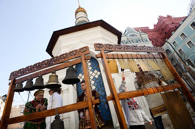 Самый большой в мире кулич съели 10 тысяч москвичей (14 фото) Самый большой в мире кулич съели 10 тысяч москвичей (14 фото)