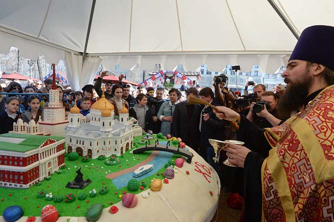 Самый большой в мире кулич съели 10 тысяч москвичей (14 фото) Самый большой в мире кулич съели 10 тысяч москвичей (14 фото)
