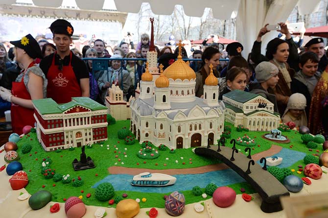 Самый большой в мире кулич съели 10 тысяч москвичей (14 фото) Самый большой в мире кулич съели 10 тысяч москвичей (14 фото)
