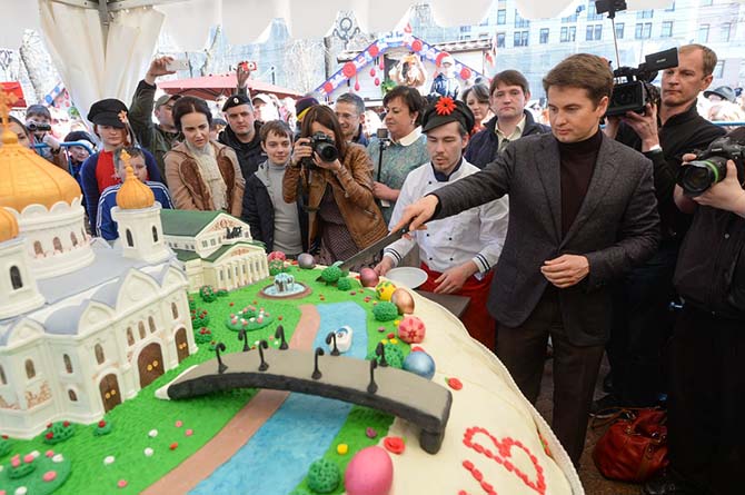 Самый большой в мире кулич съели 10 тысяч москвичей (14 фото) Самый большой в мире кулич съели 10 тысяч москвичей (14 фото)