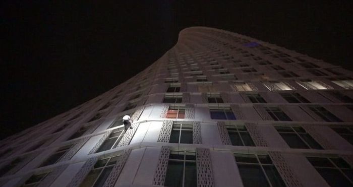 -  75-  Cayan Tower   (10 )
