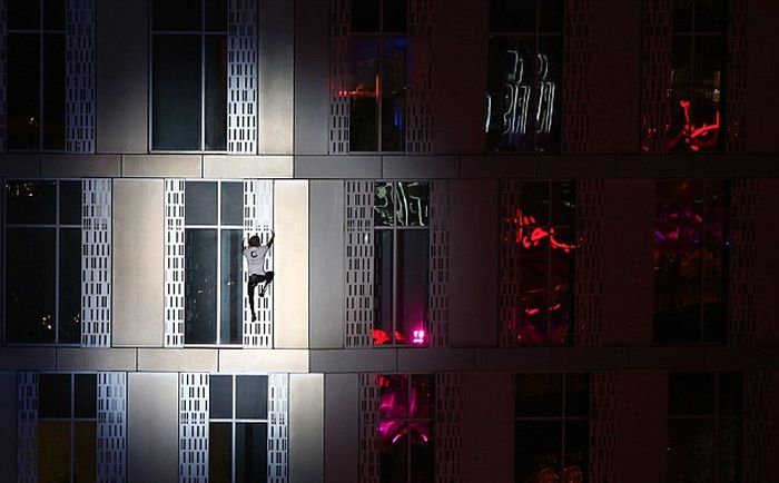 -  75-  Cayan Tower   (10 )