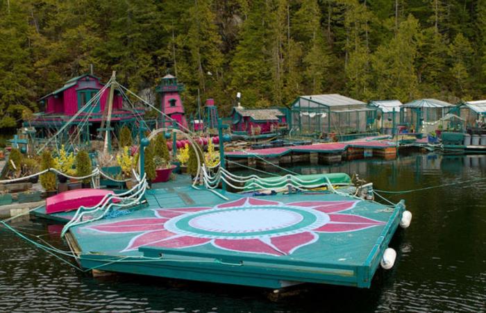 Невероятный дом на воде (9 фото) Невероятный дом на воде (9 фото)