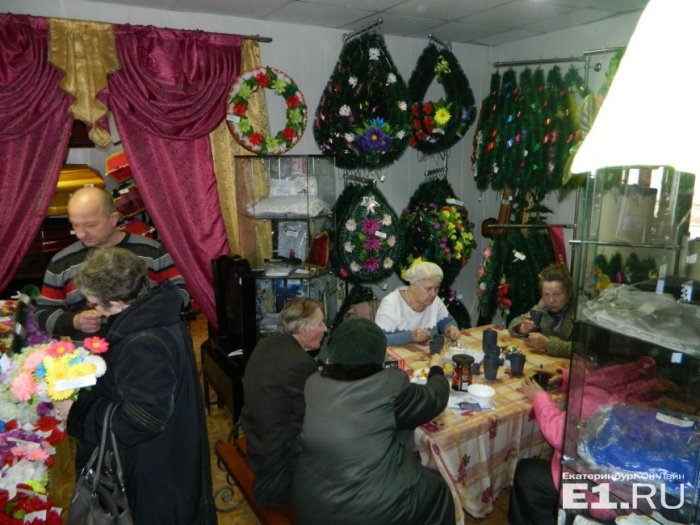 Ветеранам ВОВ устроили чаепитие в ритуальном зале среди (4 фото) Ветеранам ВОВ устроили чаепитие в ритуальном зале среди (4 фото)