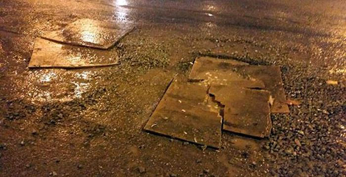 В Петропавловске-Камчатском ямы на дорогах «залатали» фанерой (5 фото) В Петропавловске-Камчатском ямы на дорогах «залатали» фанерой (5 фото)