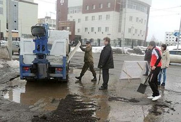 В Петропавловске-Камчатском ямы на дорогах «залатали» фанерой (5 фото) В Петропавловске-Камчатском ямы на дорогах «залатали» фанерой (5 фото)