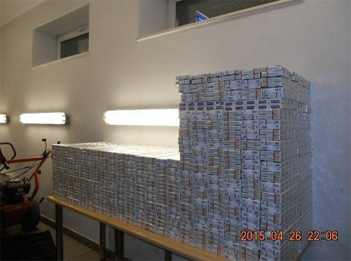 Контрабандные сигареты на границе (23 фото) Контрабандные сигареты на границе (23 фото)