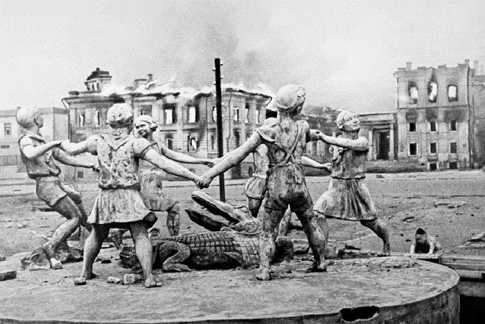 Российские города сразу после окончания войны и спустя 70 лет (41 фото) Российские города сразу после окончания войны и спустя 70 лет (41 фото)