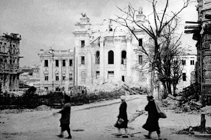 Российские города сразу после окончания войны и спустя 70 лет (41 фото) Российские города сразу после окончания войны и спустя 70 лет (41 фото)