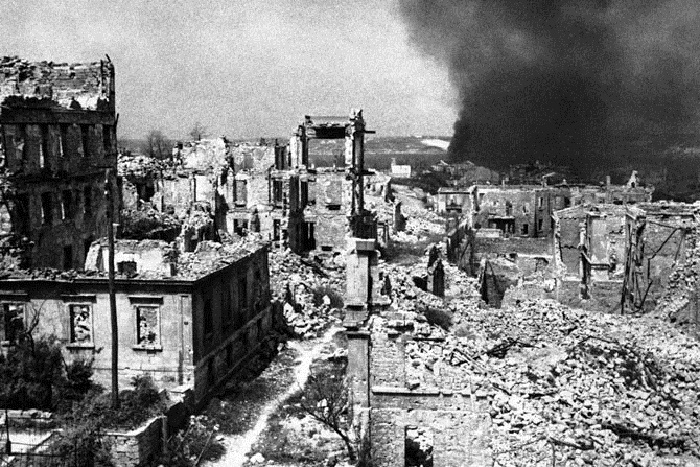 Российские города сразу после окончания войны и спустя 70 лет (41 фото) Российские города сразу после окончания войны и спустя 70 лет (41 фото)