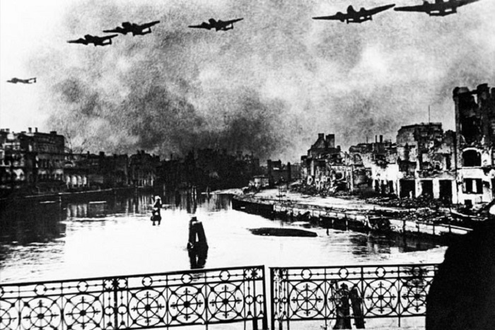 Российские города сразу после окончания войны и спустя 70 лет (41 фото) Российские города сразу после окончания войны и спустя 70 лет (41 фото)