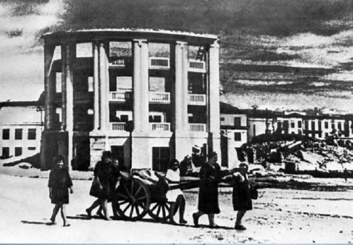 Российские города сразу после окончания войны и спустя 70 лет (41 фото) Российские города сразу после окончания войны и спустя 70 лет (41 фото)