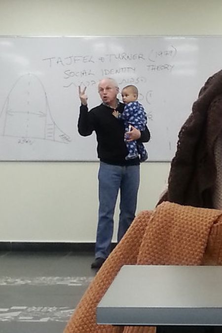 Профессор, который умеет находить общий язык с детьми (3 фото) Профессор, который умеет находить общий язык с детьми (3 фото)