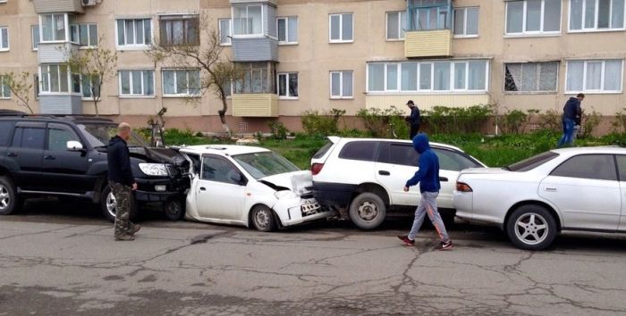 15-летний подросток на Toyota Land Cruiser устроил массовое ДТП (4 фото) 15-летний подросток на Toyota Land Cruiser устроил массовое ДТП (4 фото)