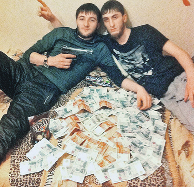 Московская семья вынуждена делить квартиру с семью чеченцами (2 фото) Московская семья вынуждена делить квартиру с семью чеченцами (2 фото)