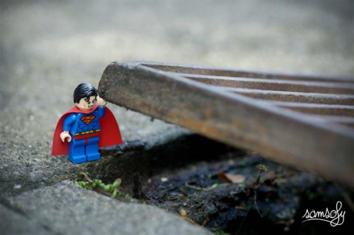 Фотограф создает крошечные жизненные сцены с помощью Lego (20 фото) Фотограф создает крошечные жизненные сцены с помощью Lego (20 фото)