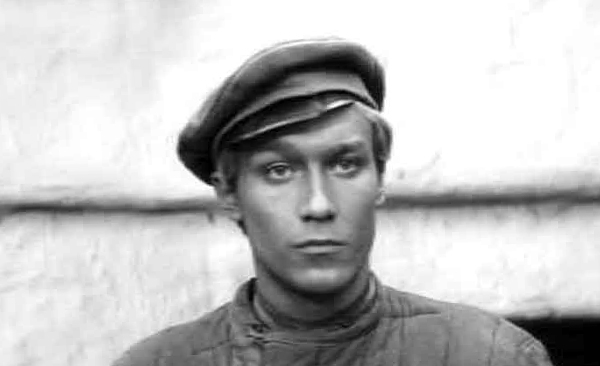 Дебютные роли популярных советских актеров (9 фото) Дебютные роли популярных советских актеров (9 фото)