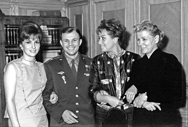Как Юрий Гагарин покорил Джину Лоллобриджиду (7 фото) Как Юрий Гагарин покорил Джину Лоллобриджиду (7 фото)