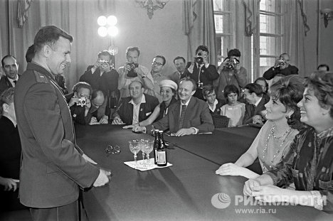 Как Юрий Гагарин покорил Джину Лоллобриджиду (7 фото) Как Юрий Гагарин покорил Джину Лоллобриджиду (7 фото)