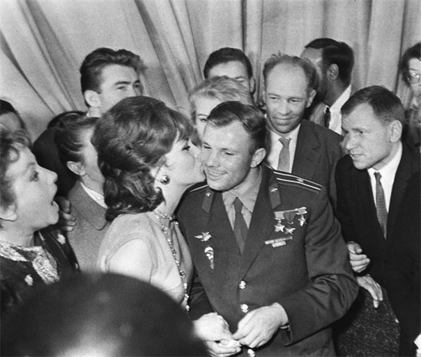 Как Юрий Гагарин покорил Джину Лоллобриджиду (7 фото) Как Юрий Гагарин покорил Джину Лоллобриджиду (7 фото)