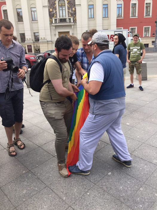 Потасовка между членами ЛГБТ-сообщества и православными (13 фото)