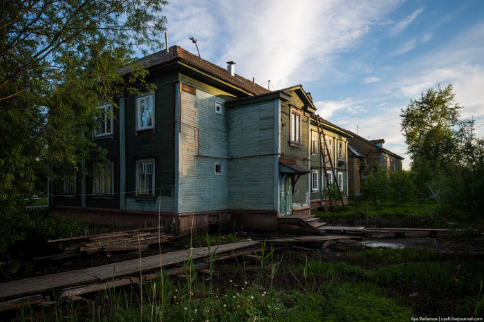 Гниющие бараки Архангельска (40 фото)