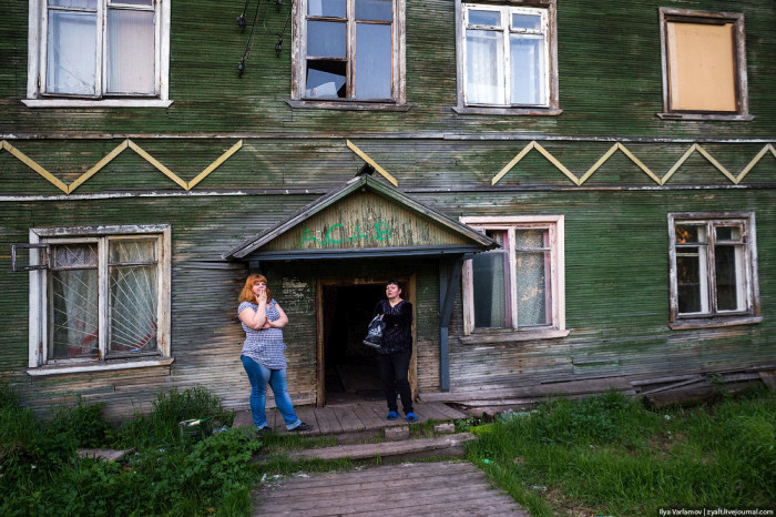 Гниющие бараки Архангельска (40 фото)