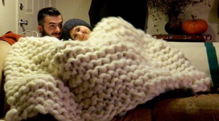 Девушка связала изумительное одеяло (7 фото)