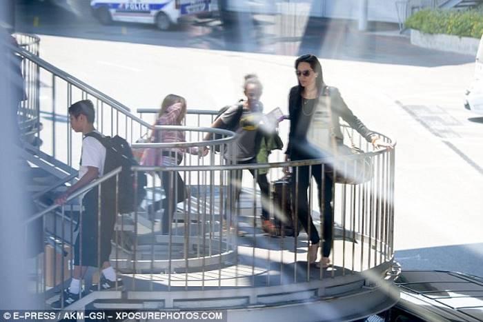 Анджелина Джоли и Брэд Питт с шестью детьми во Франции (31 фото)