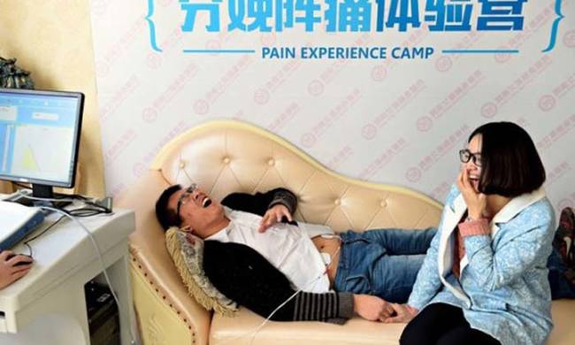 Китайские мужчины смогли почувствовать родовую боль (6 фото)