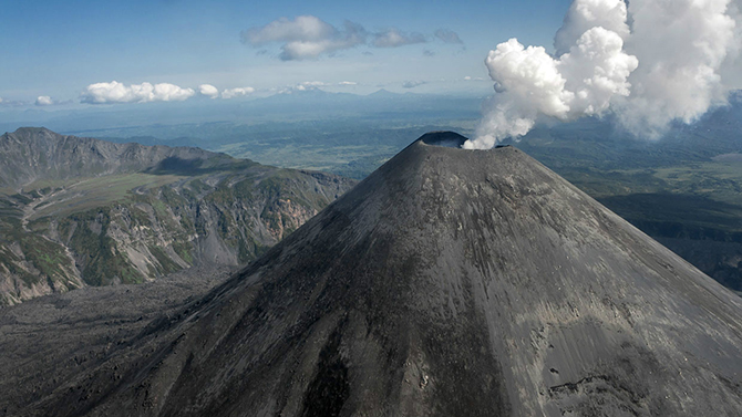 Вулканы России, извергавшиеся за последние 10 лет (11 фото)