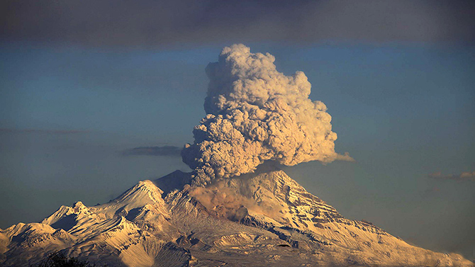Вулканы России, извергавшиеся за последние 10 лет (11 фото)