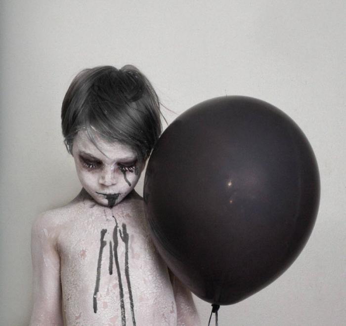 Фотограф превращает детей в зомби (10 фото)