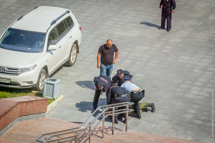 В Екатеринбурге человек с арматурой повредил машины у здания Заксобрания (8 фото)