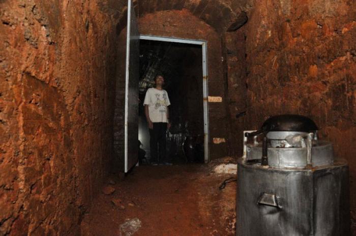 Китаец после развода шесть лет рыл пещеру на склоне холма (13 фото)
