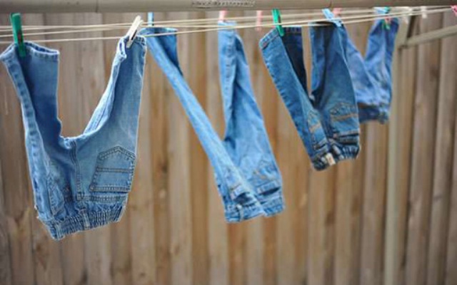 Ошибки, которые сокращают жизнь наших джинсов (4 фото)