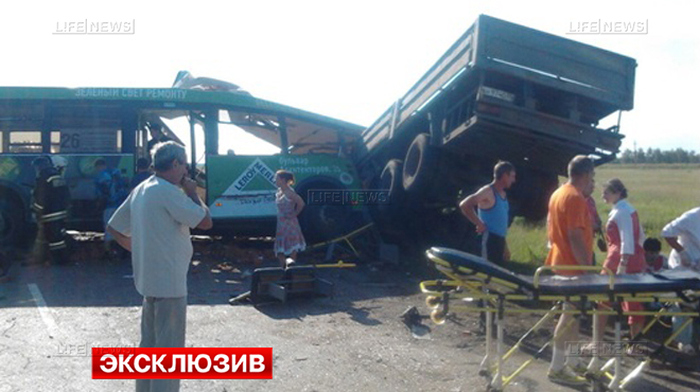Под Омском пассажирский автобус столкнулся с «КамАЗом» (5 фото)