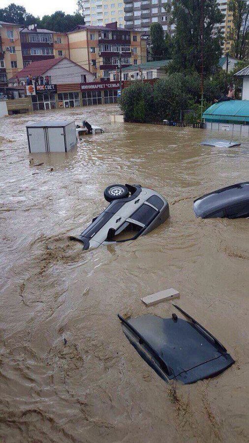 Из-за сильного ливня в Сочи произошло наводнение (47 фото)